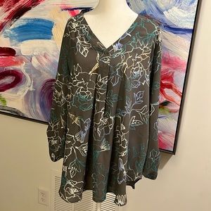 Like new! Women’s blouse, with multi colored flowers and adjustable sleeves, XXL